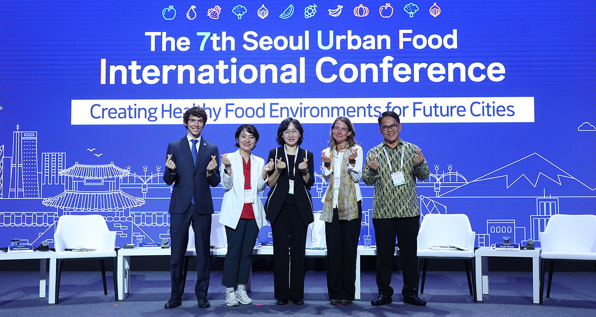 The 7th Seoul Urban Food International Conference. Creating Healthy Food Environments for Future Cities. 강연자 5명이 양손에 손하트를 그리며 서있다.