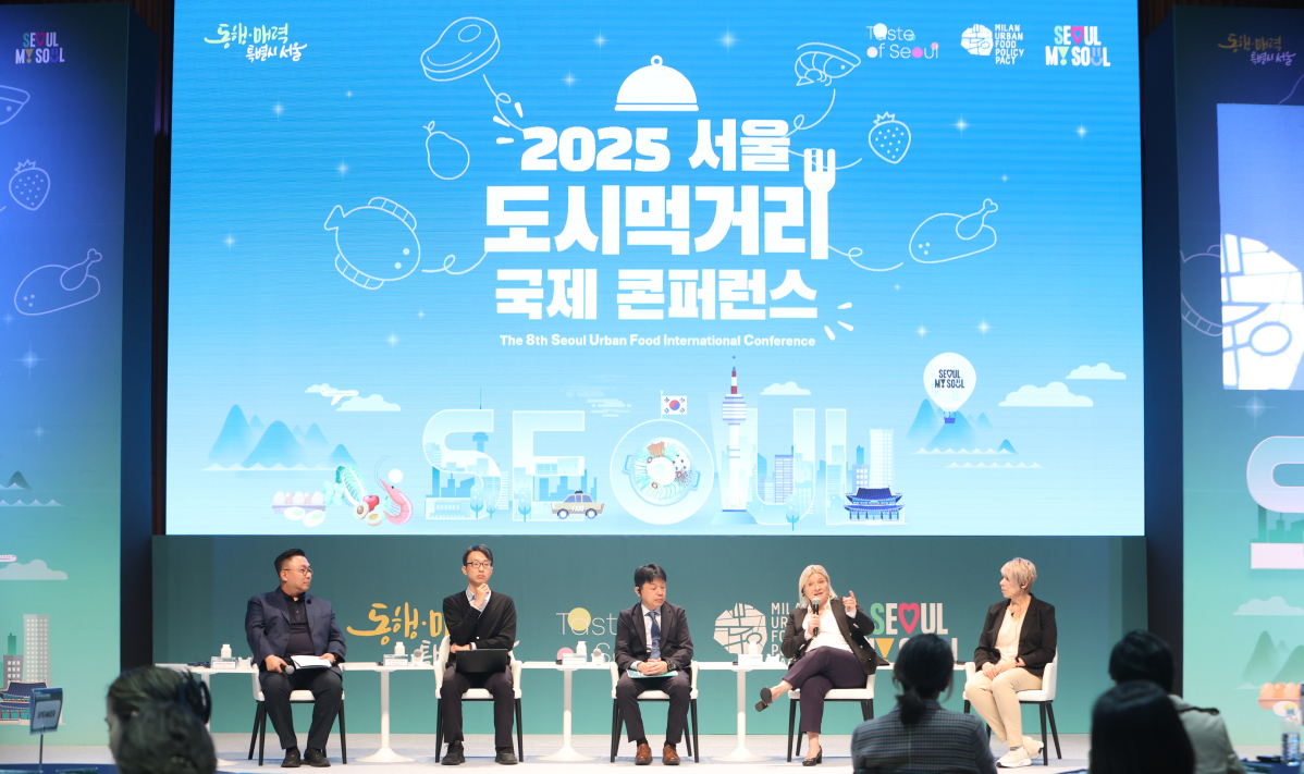 세션1 강연자 5명이 방청객과 토론하고 있다.