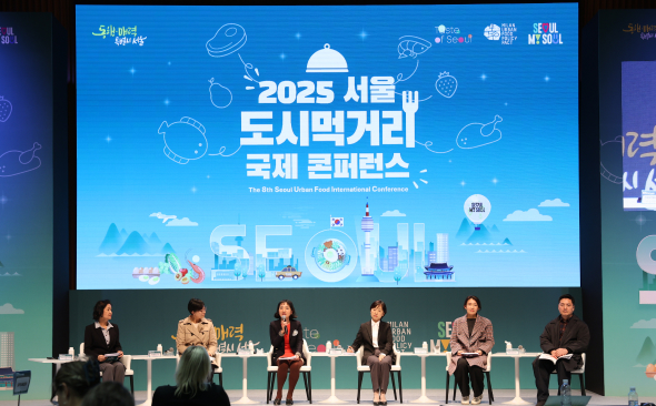 세젼2 강연자 6명이 방청객과 토론하고 있다.